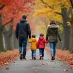Famille en promenade sur un sentier boisé près d'un parc animalier à Strasbourg en automne